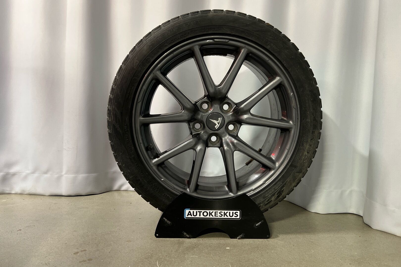 Tesla Model 3 iso kuva 19