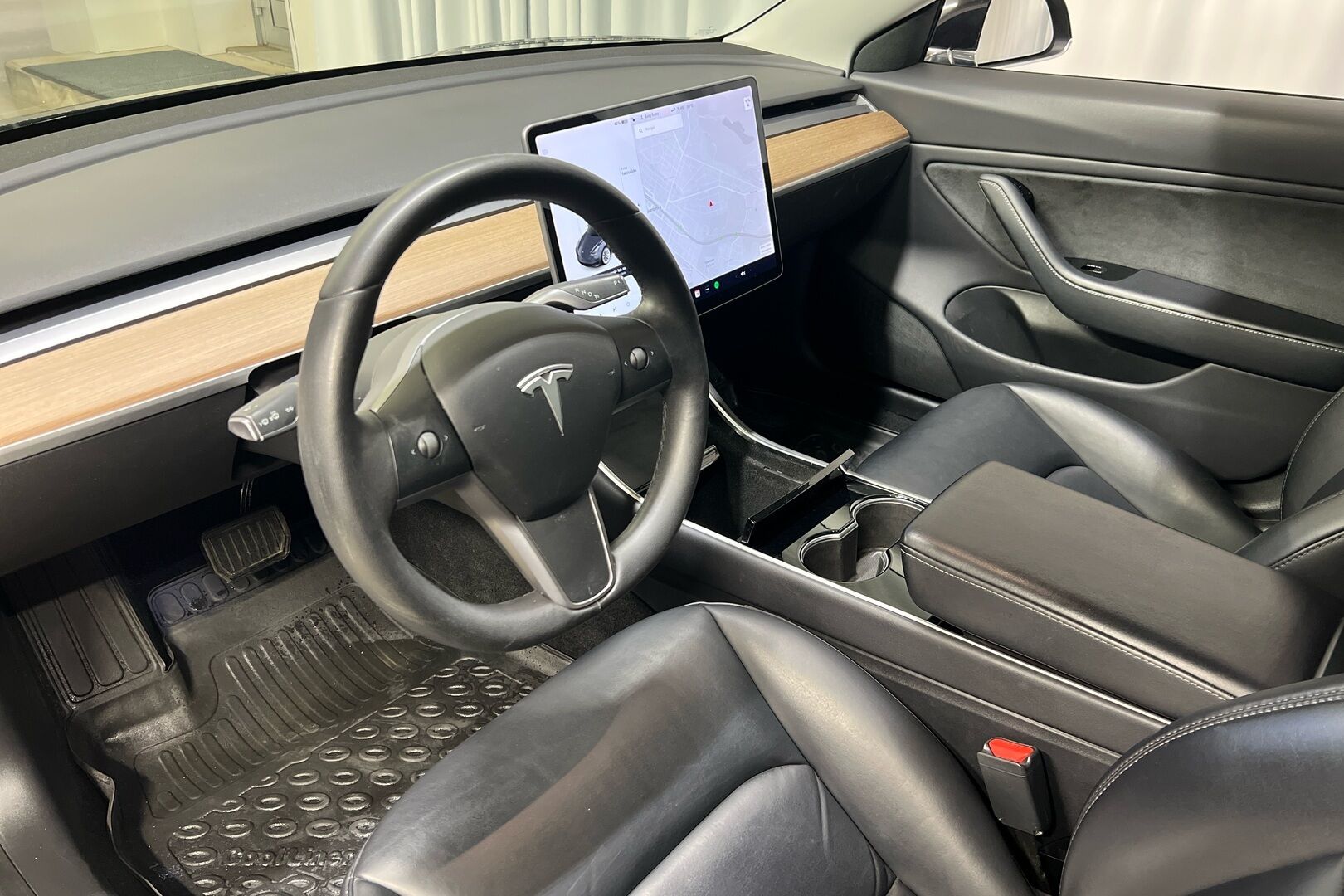 Tesla Model 3 iso kuva 8