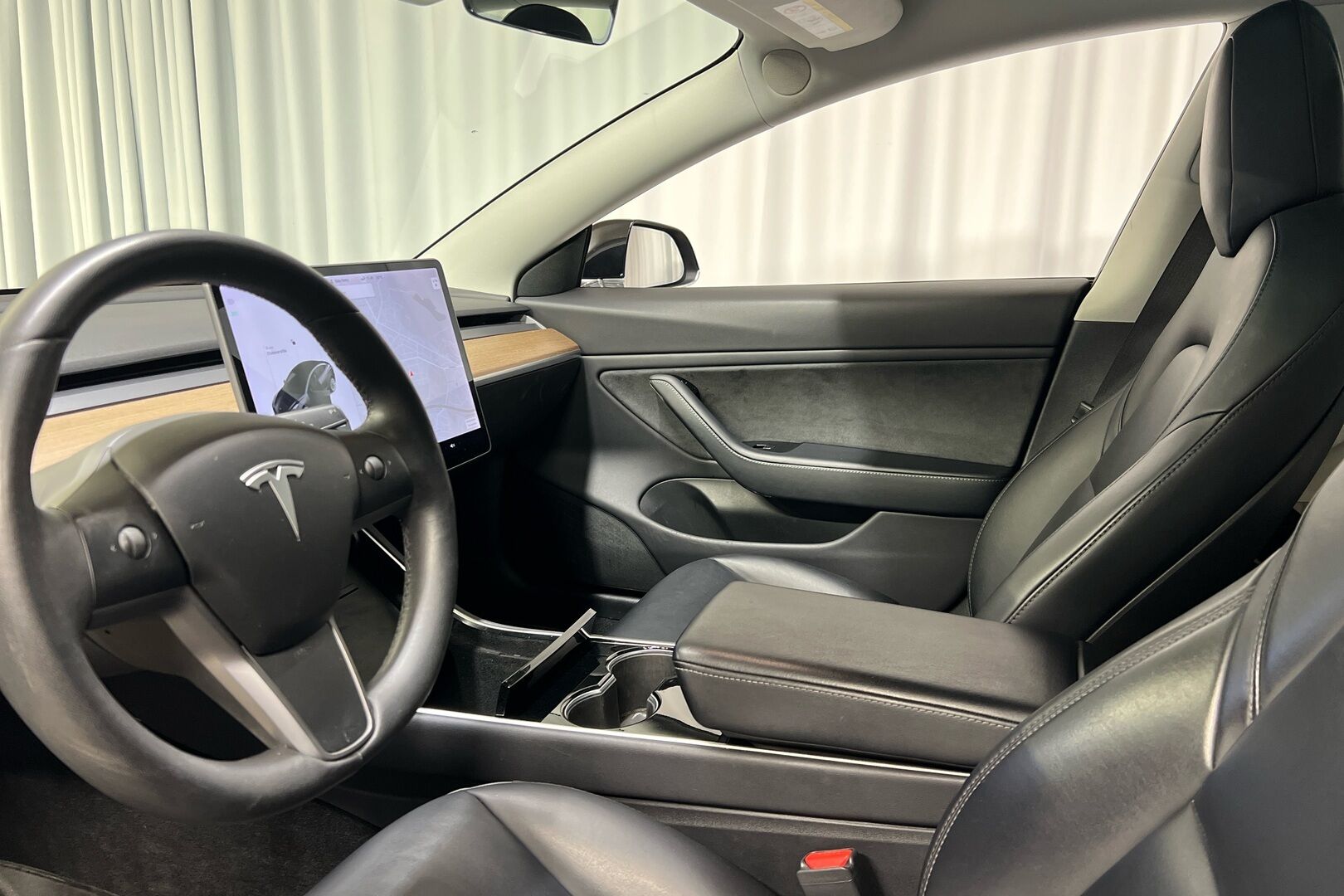 Tesla Model 3 iso kuva 9