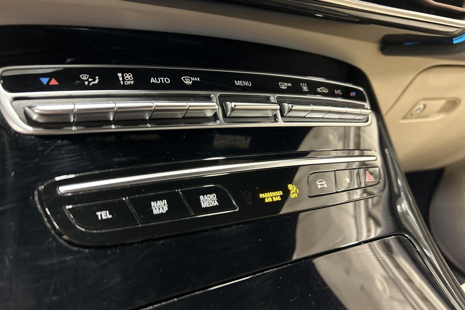 Mercedes-Benz EQC iso kuva 16