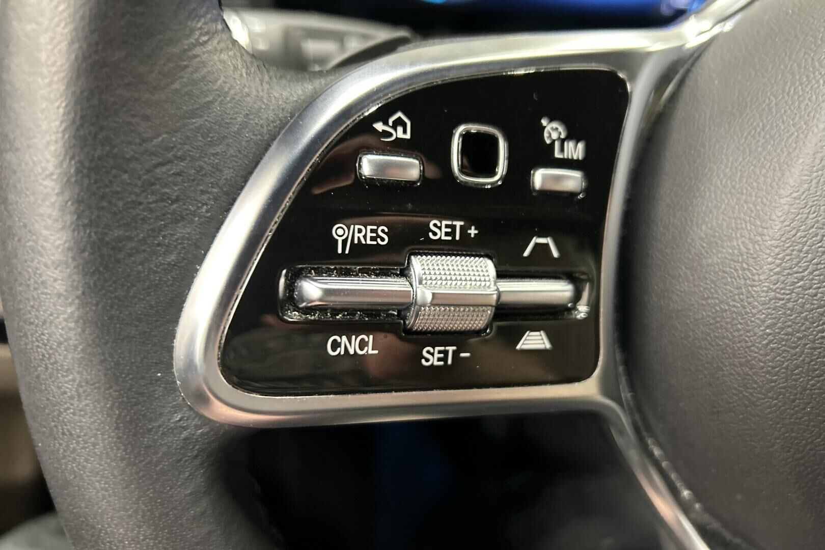 Mercedes-Benz EQC iso kuva 19