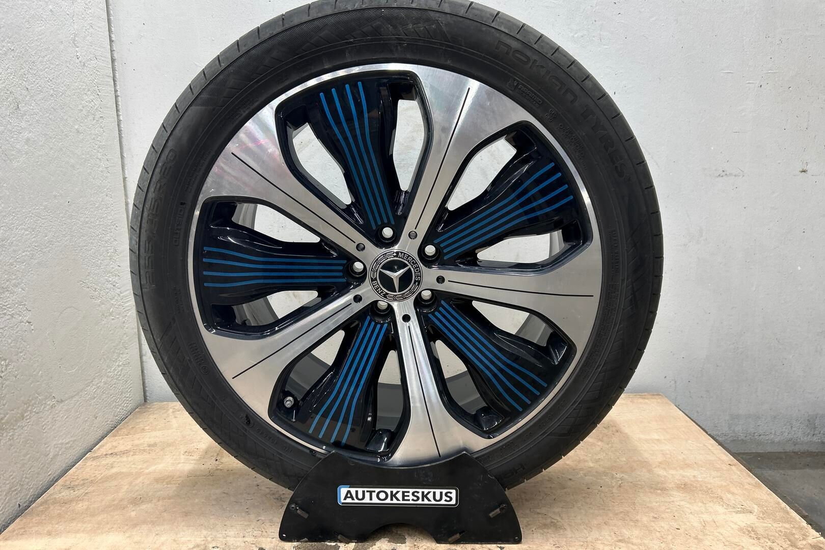 Mercedes-Benz EQC iso kuva 22