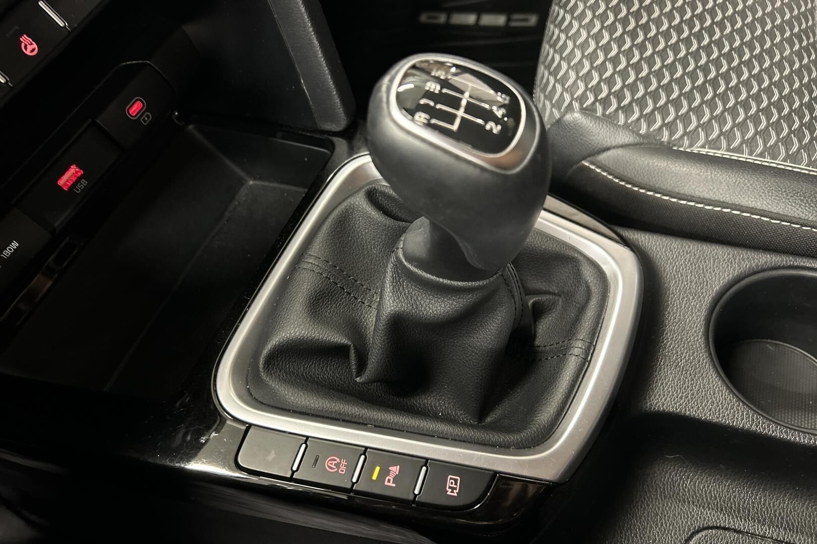 Kia Ceed iso kuva 25