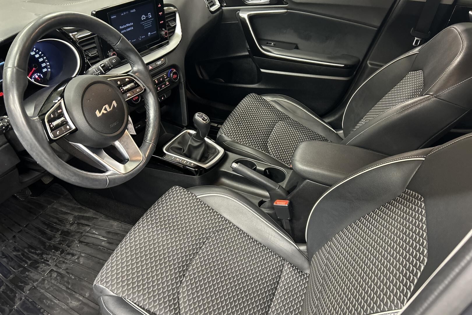 Kia Ceed iso kuva 24