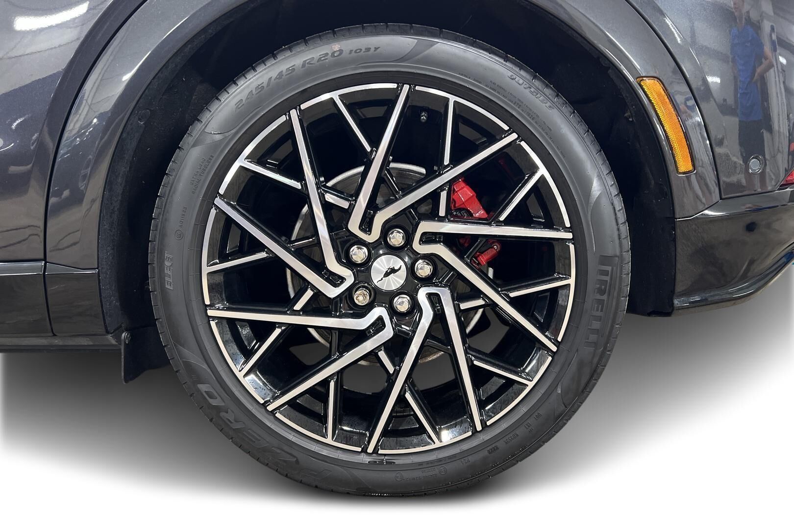 Ford Mustang Mach-E iso kuva 12