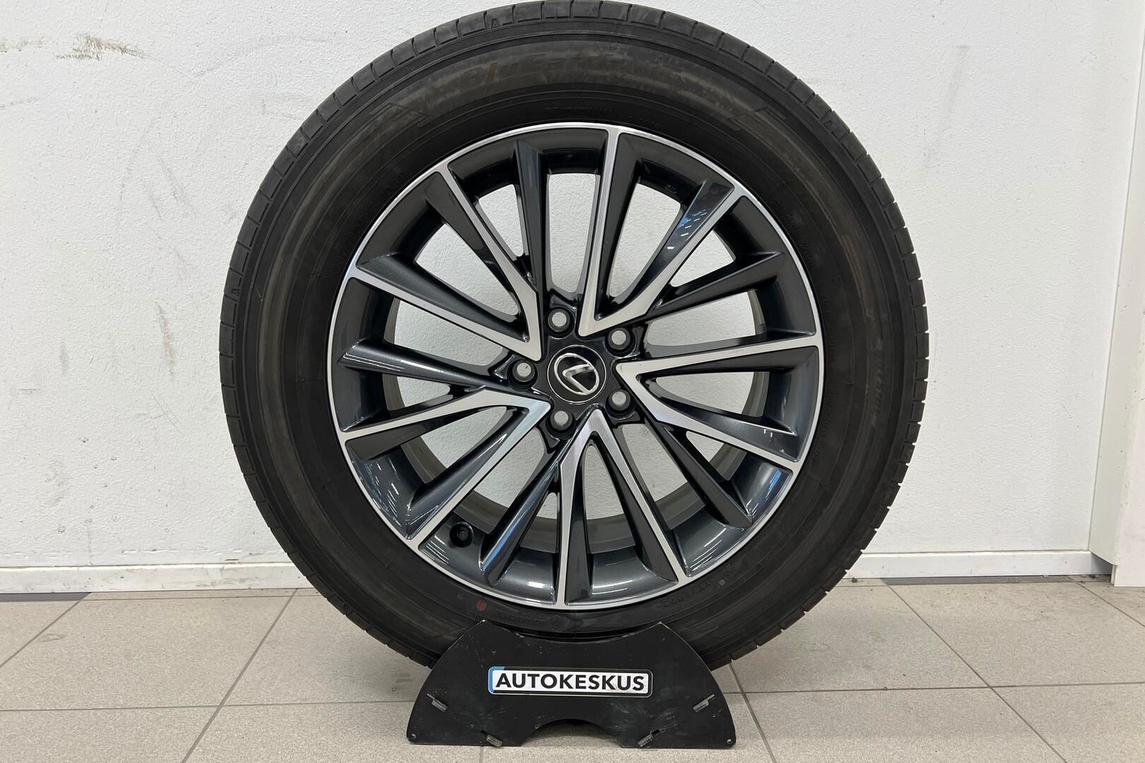 Lexus NX iso kuva 21