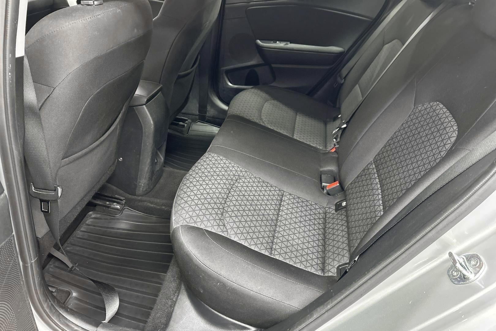 Kia Ceed iso kuva 10