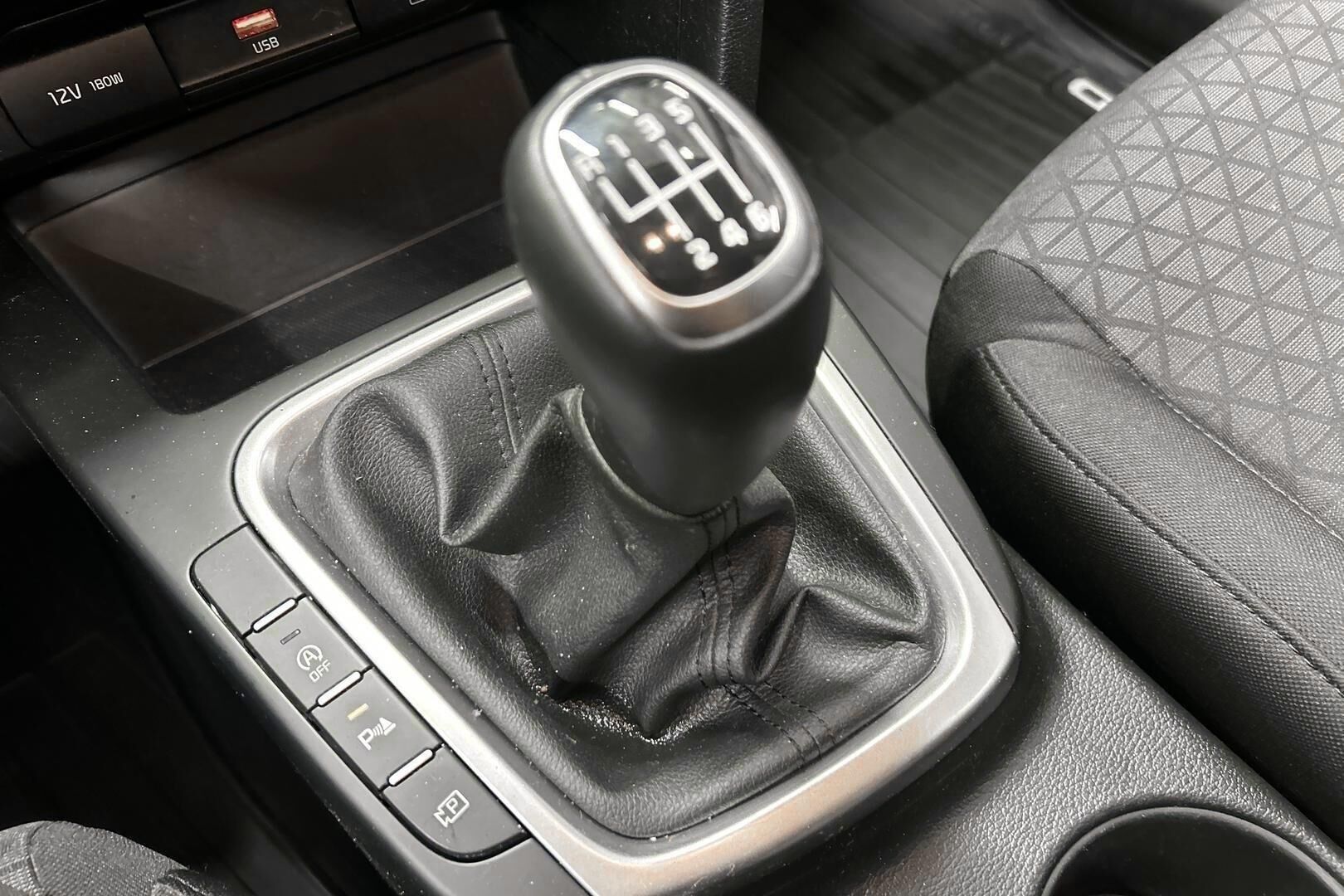 Kia Ceed iso kuva 23