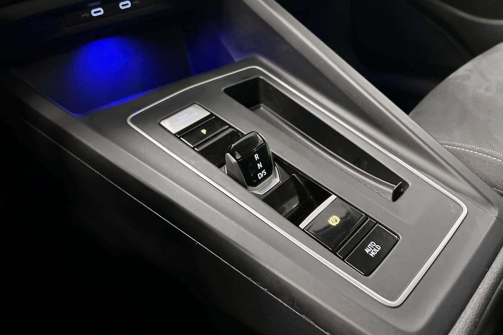 Volkswagen Golf iso kuva 16