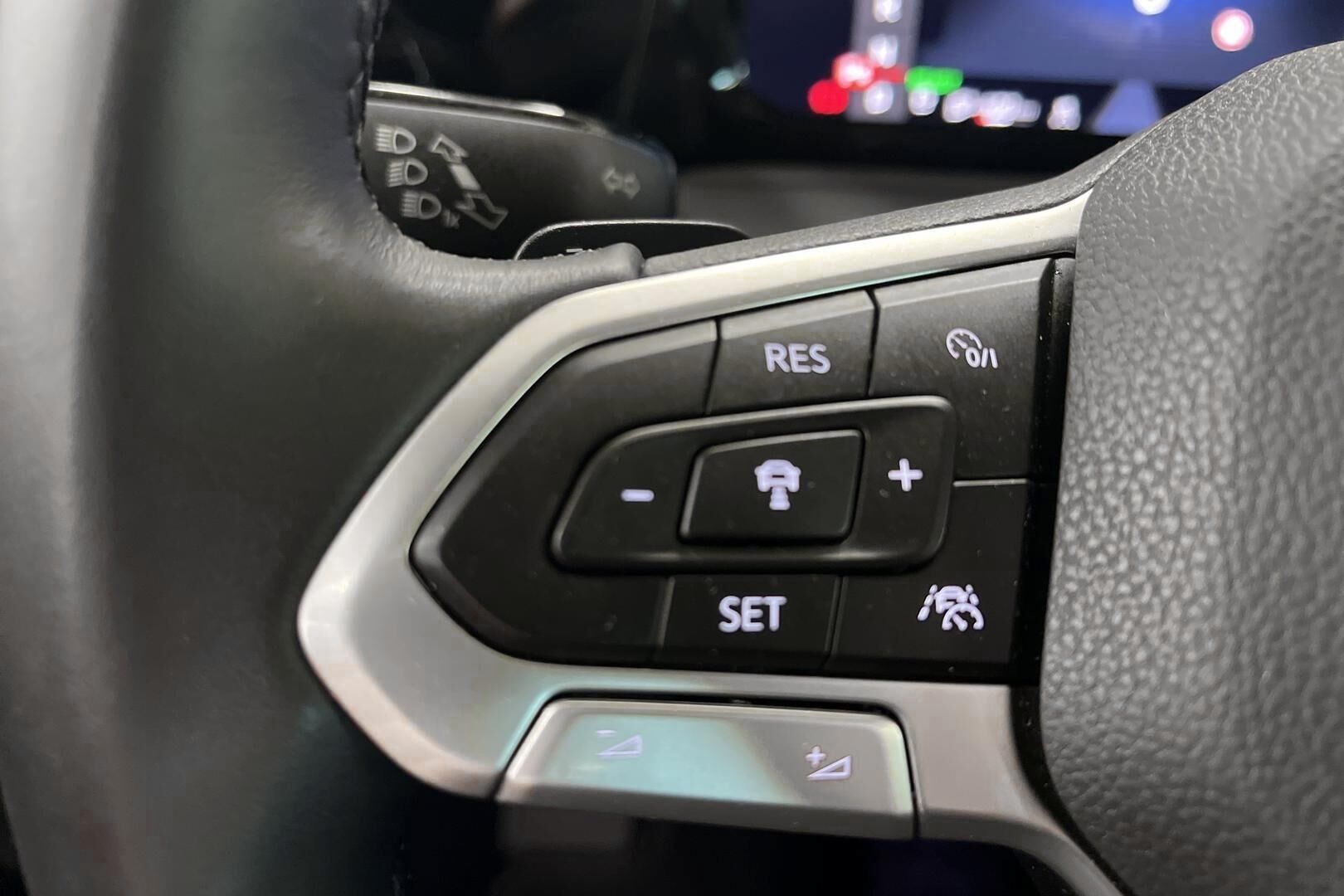 Volkswagen Golf iso kuva 17