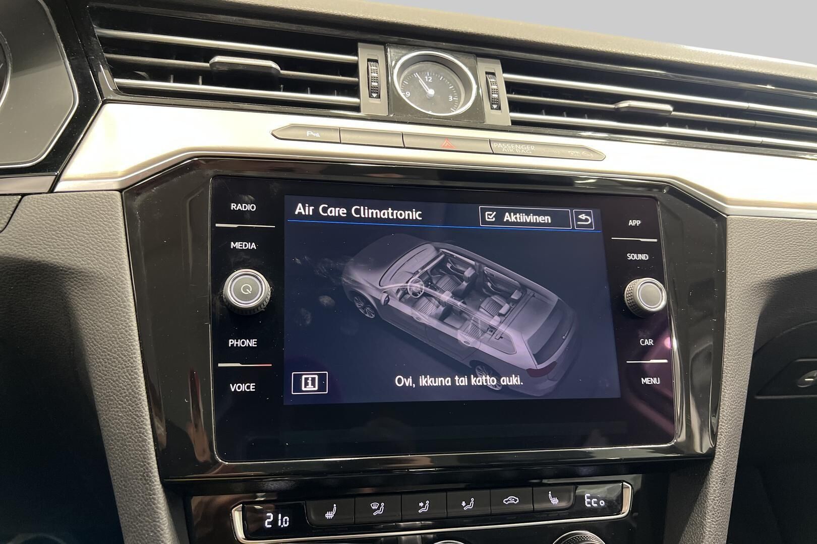 Volkswagen Passat iso kuva 19