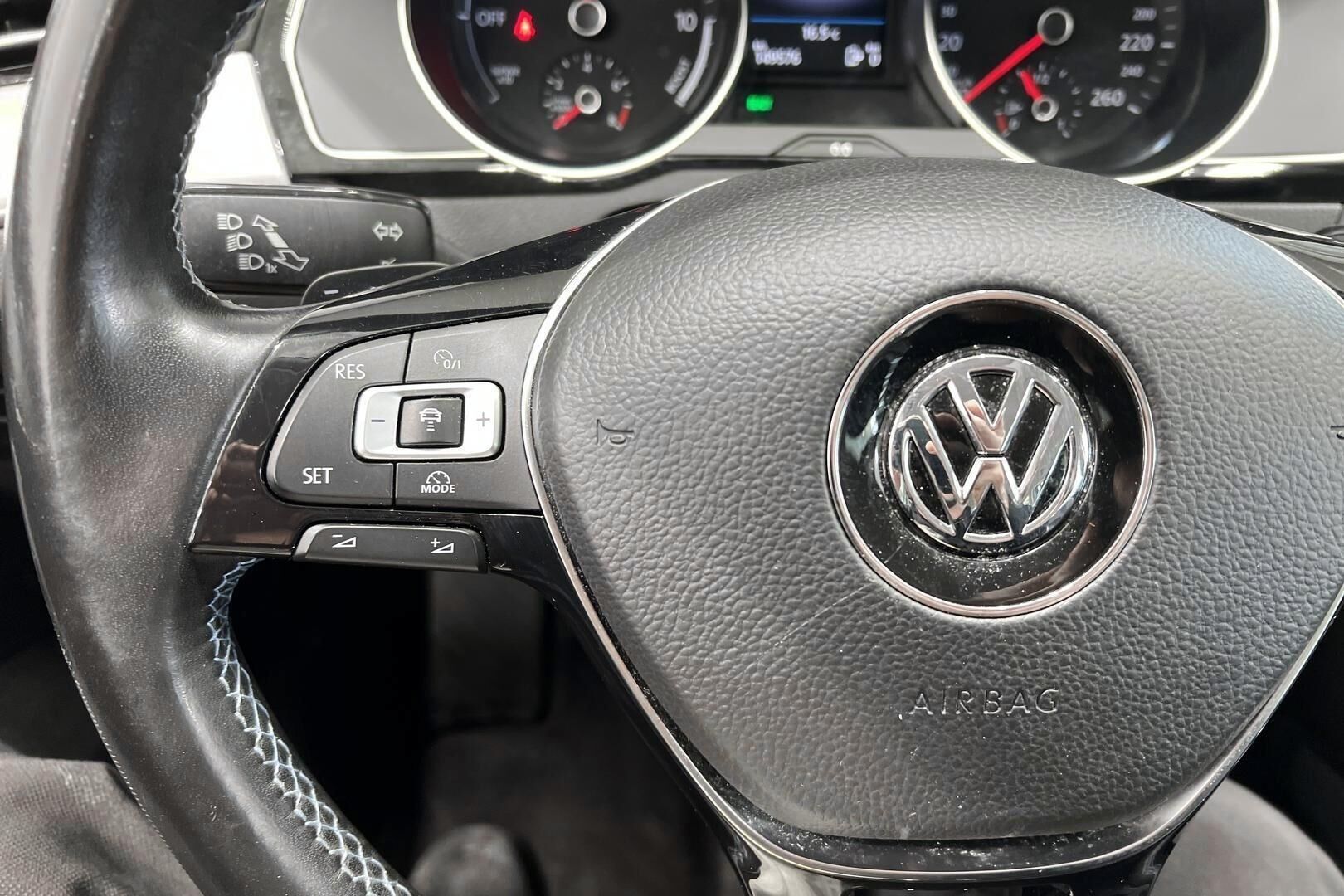 Volkswagen Passat iso kuva 22