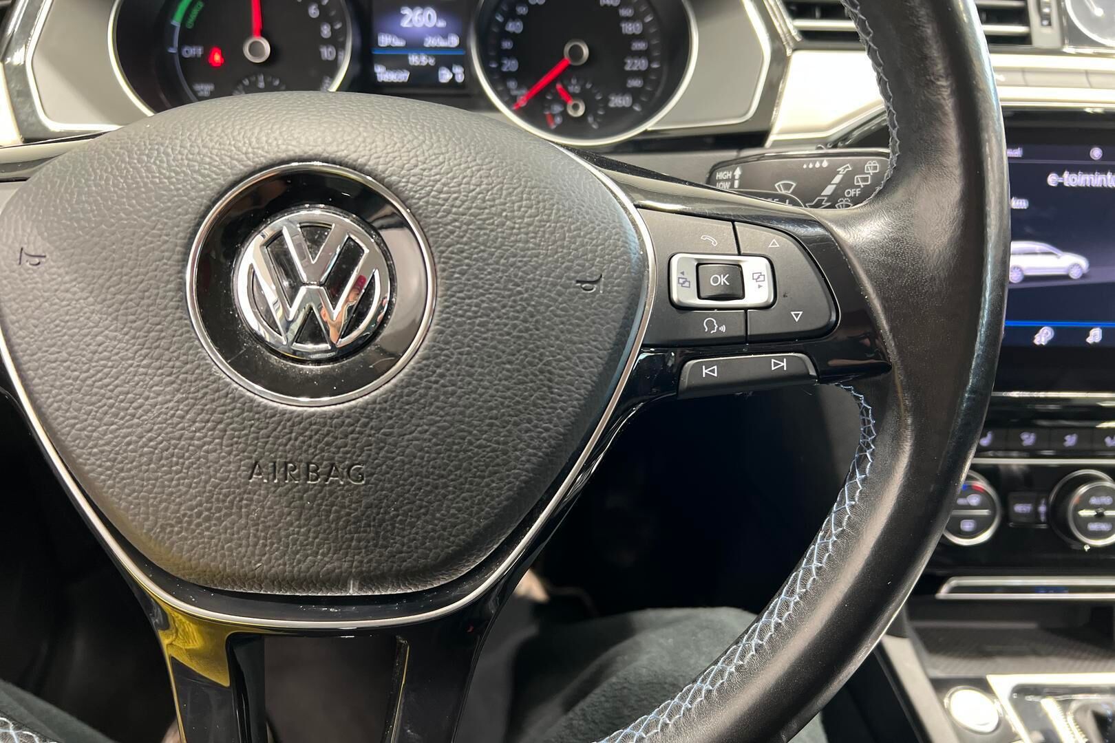 Volkswagen Passat iso kuva 25