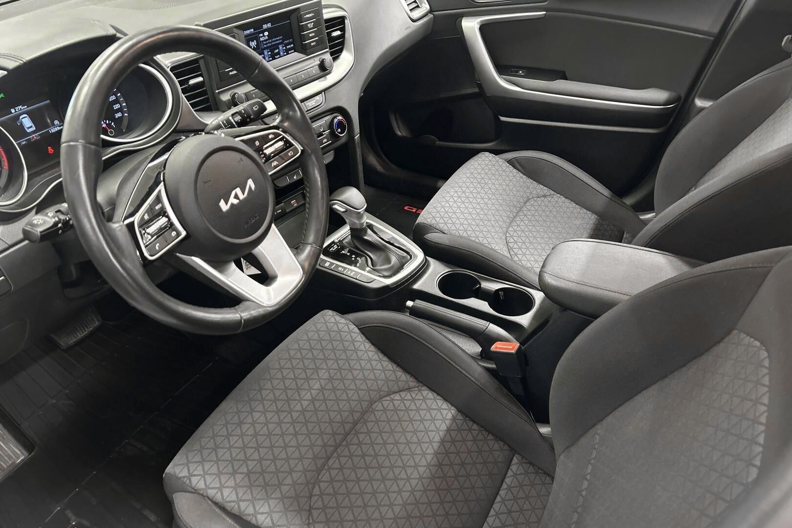 Kia Ceed iso kuva 6