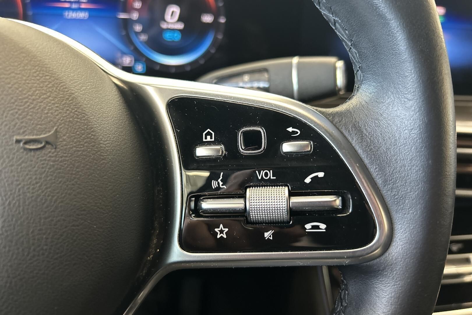 Mercedes-Benz EQC iso kuva 17