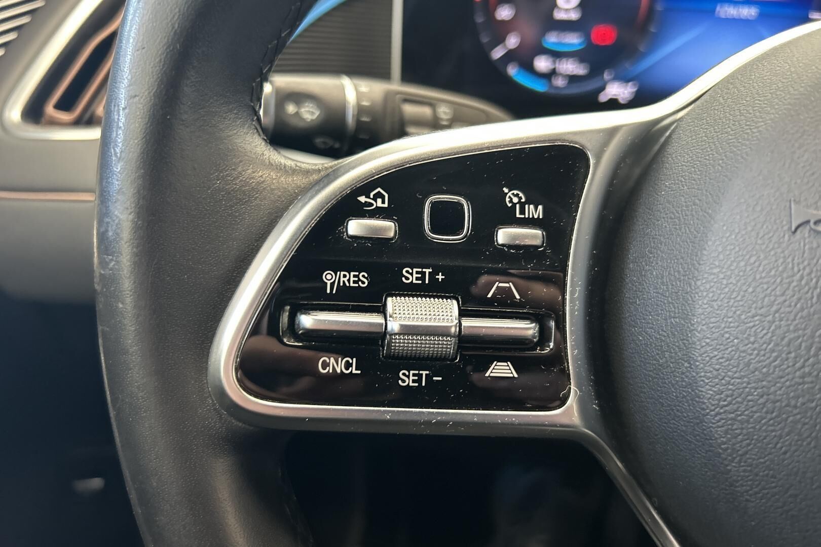 Mercedes-Benz EQC iso kuva 18
