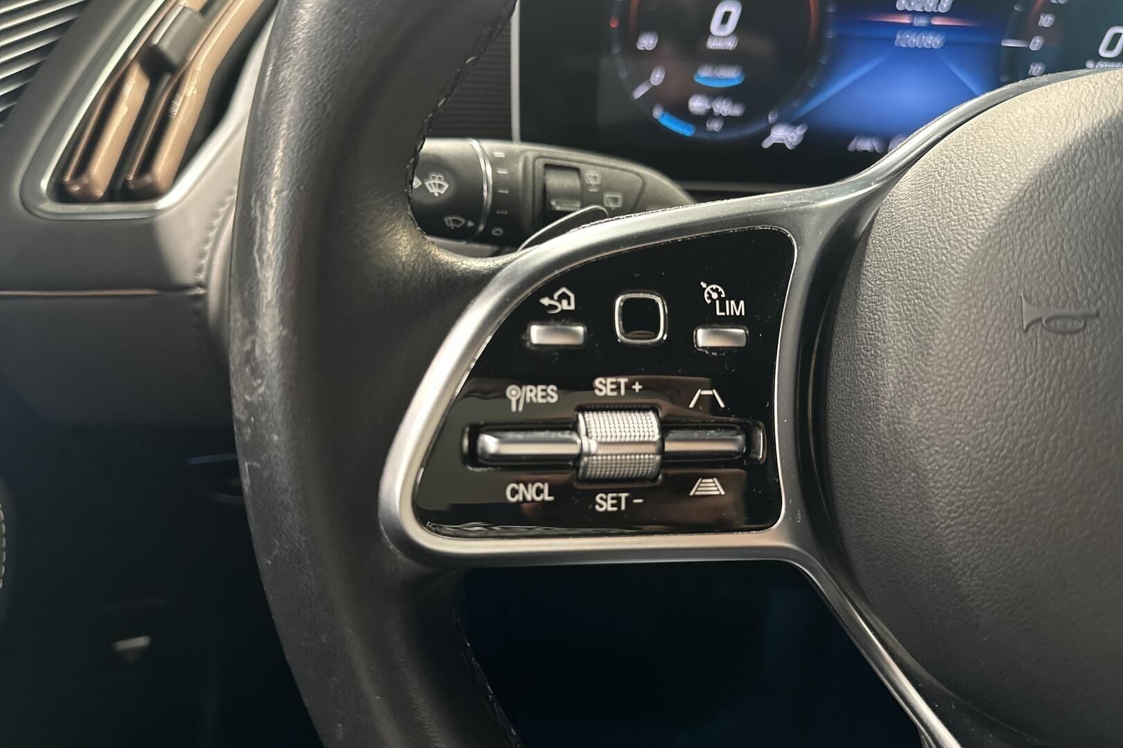 Mercedes-Benz EQC iso kuva 12