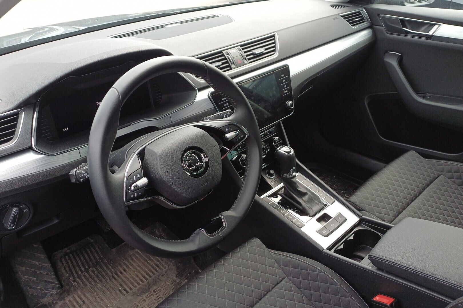 Skoda Superb iso kuva 1