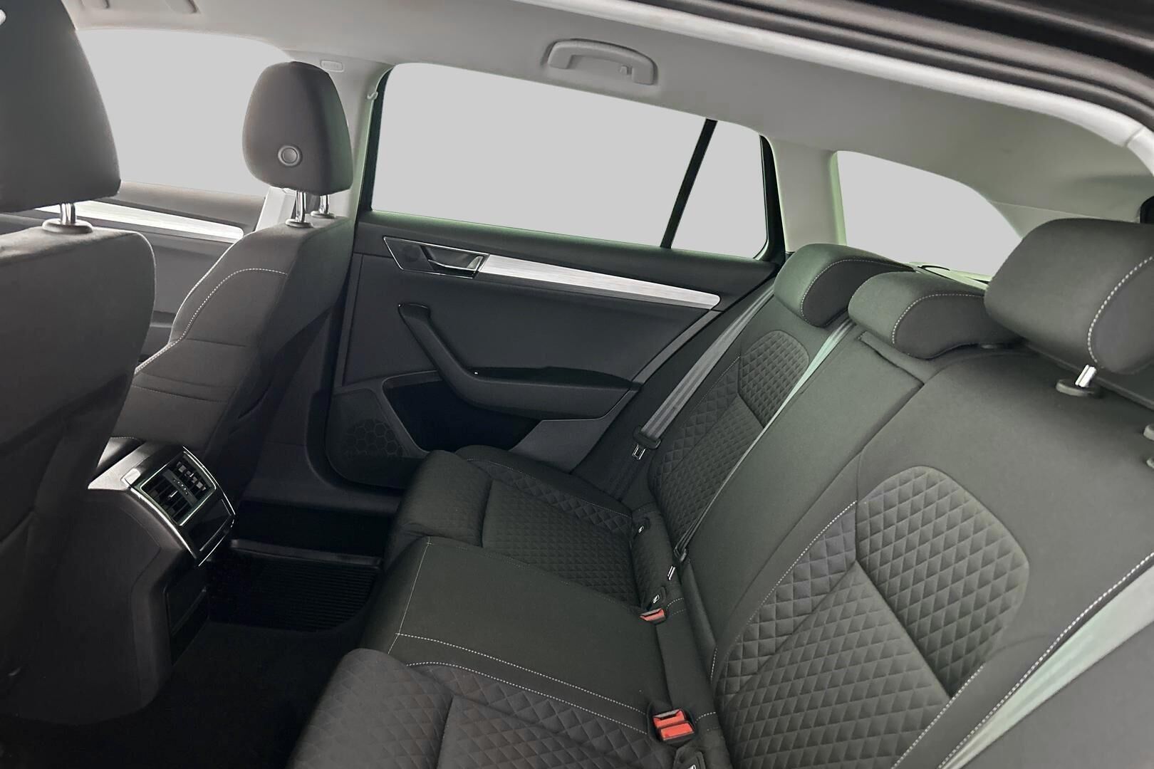 Skoda Superb iso kuva 10