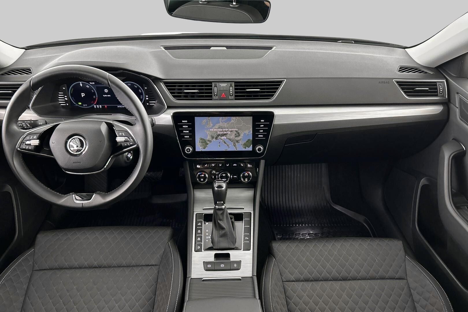 Skoda Superb iso kuva 11
