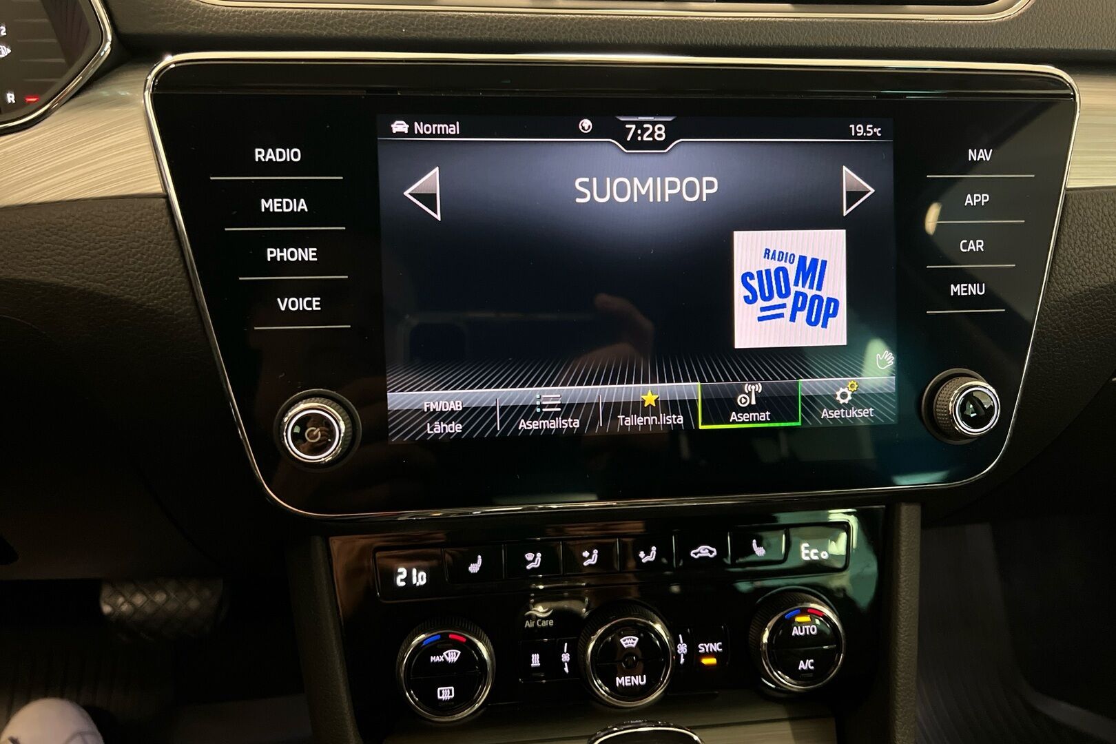 Skoda Superb iso kuva 12