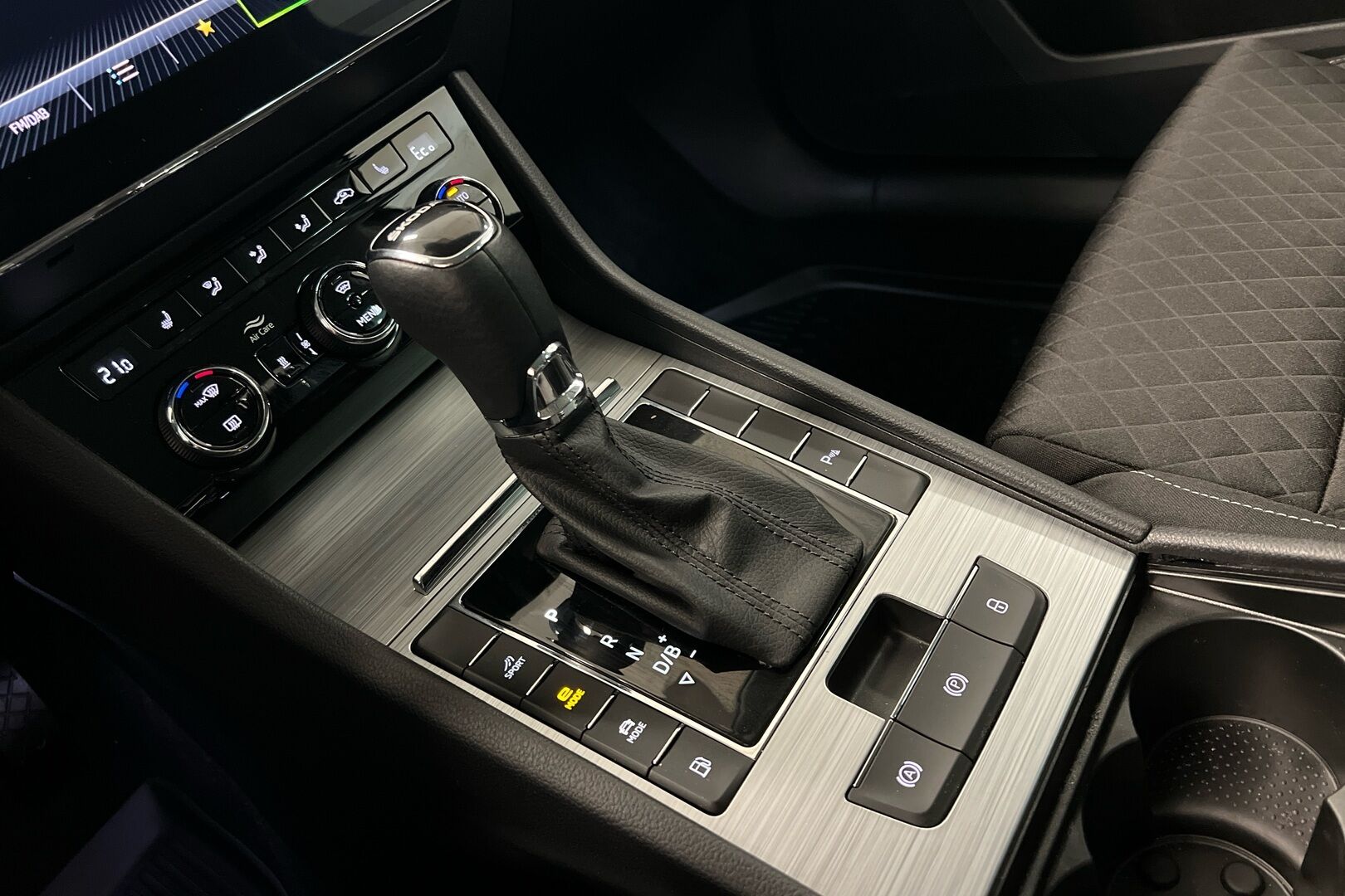 Skoda Superb iso kuva 13