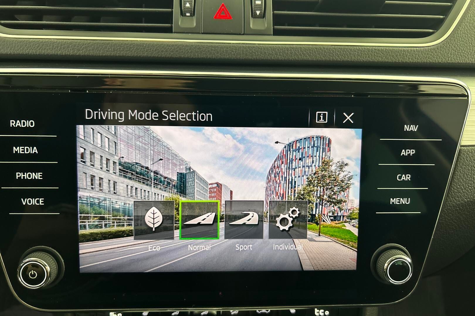 Skoda Superb iso kuva 17