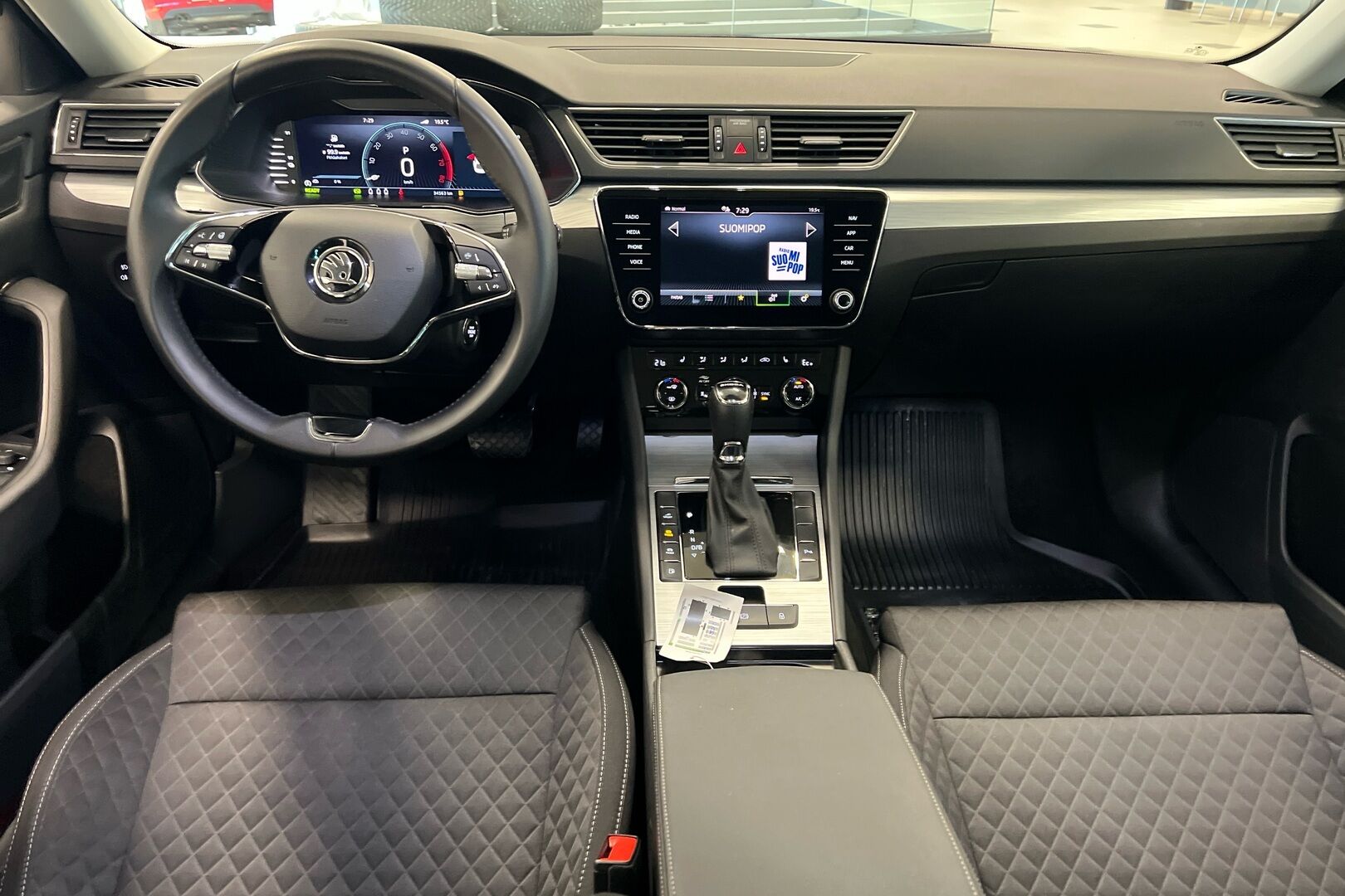 Skoda Superb iso kuva 18