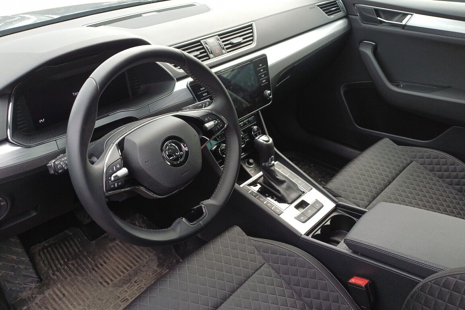 Skoda Superb iso kuva 2