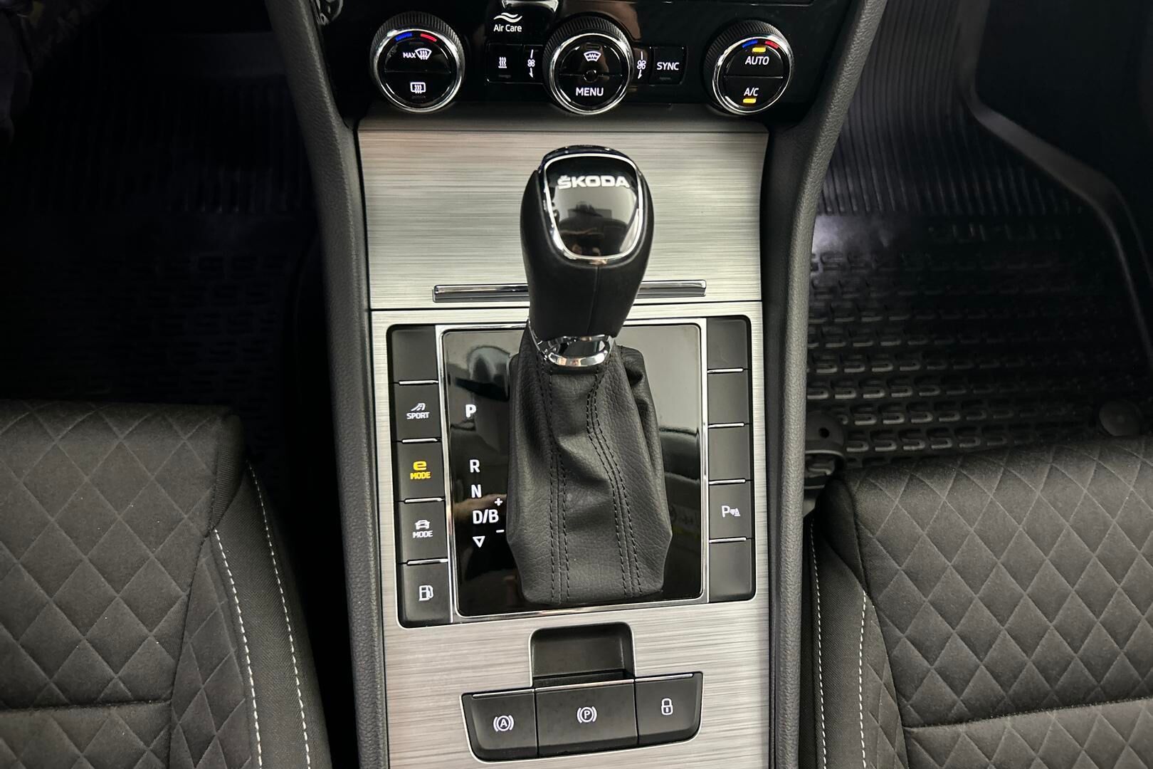 Skoda Superb iso kuva 24