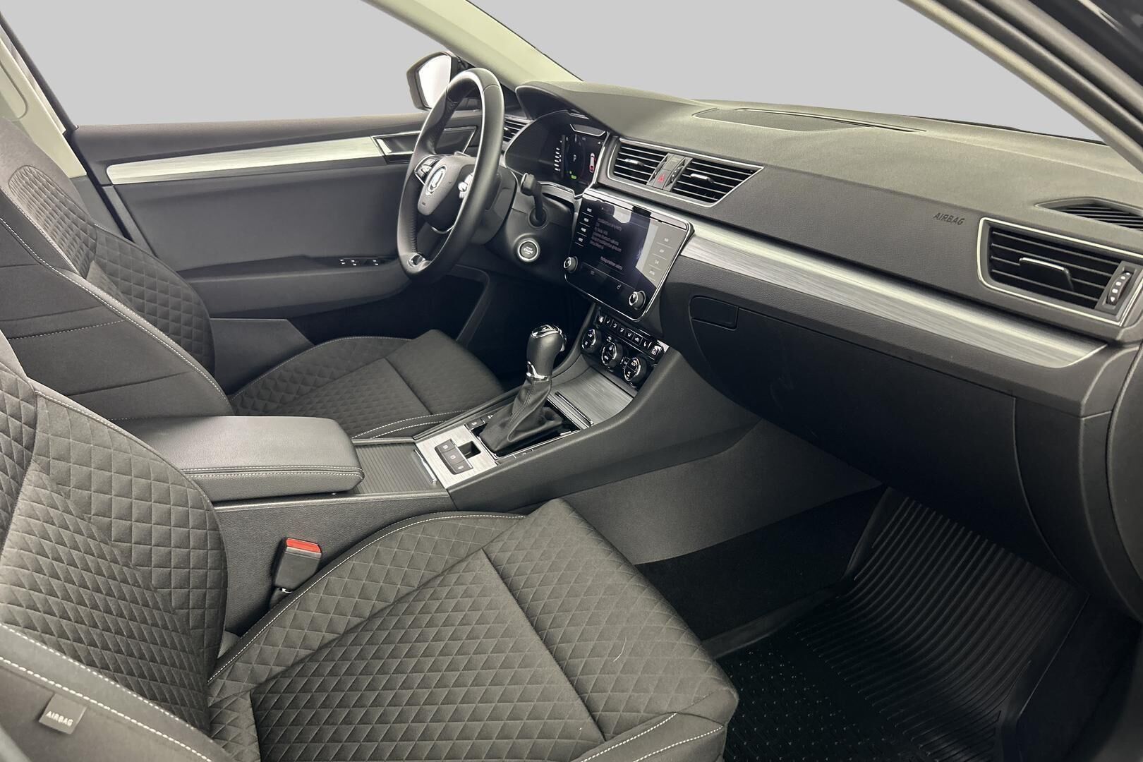 Skoda Superb iso kuva 35