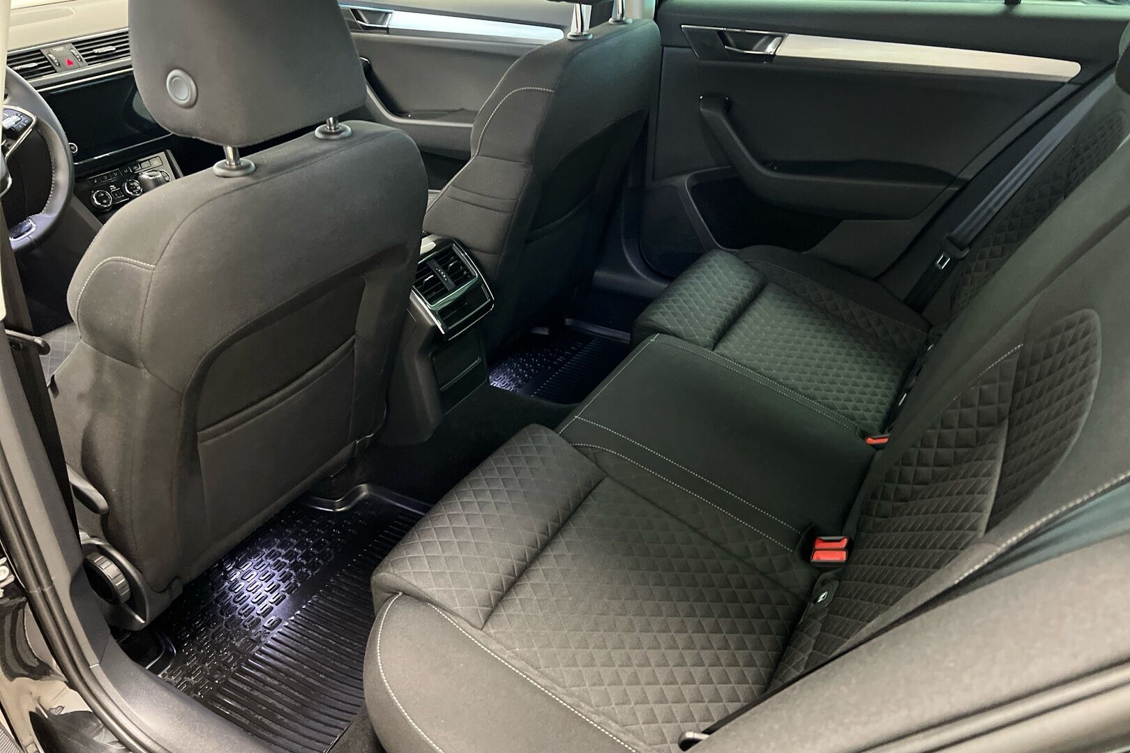 Skoda Superb iso kuva 8