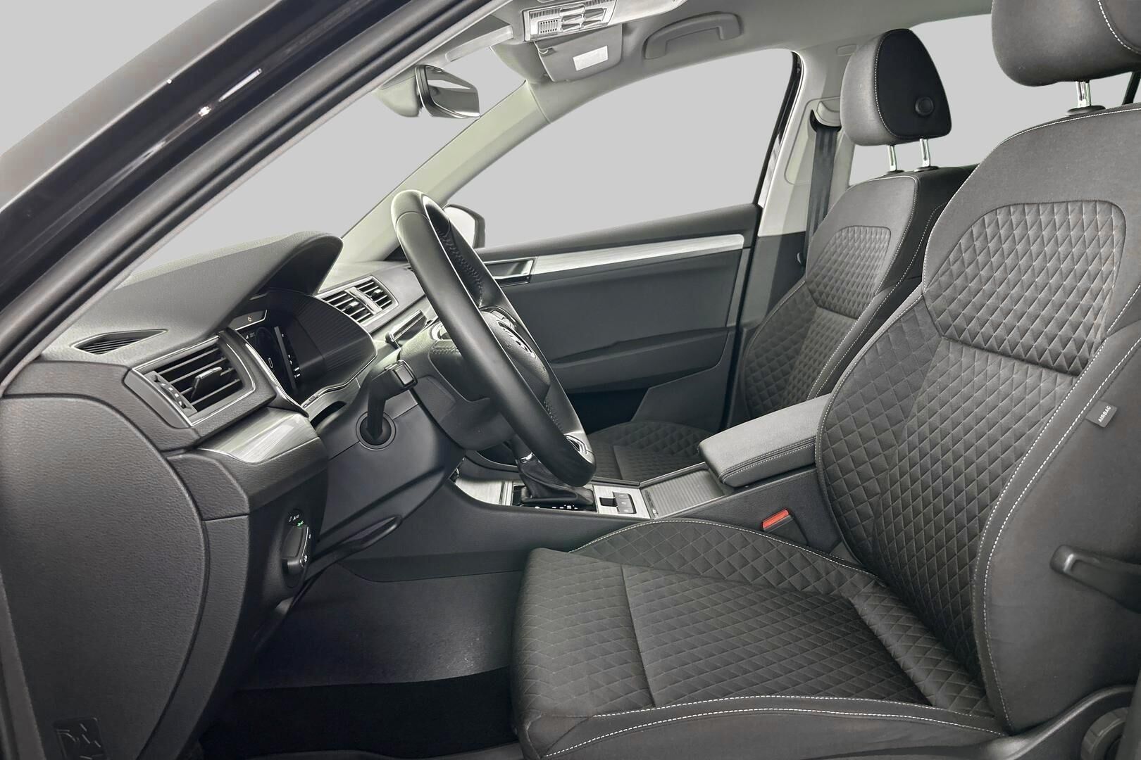 Skoda Superb iso kuva 9