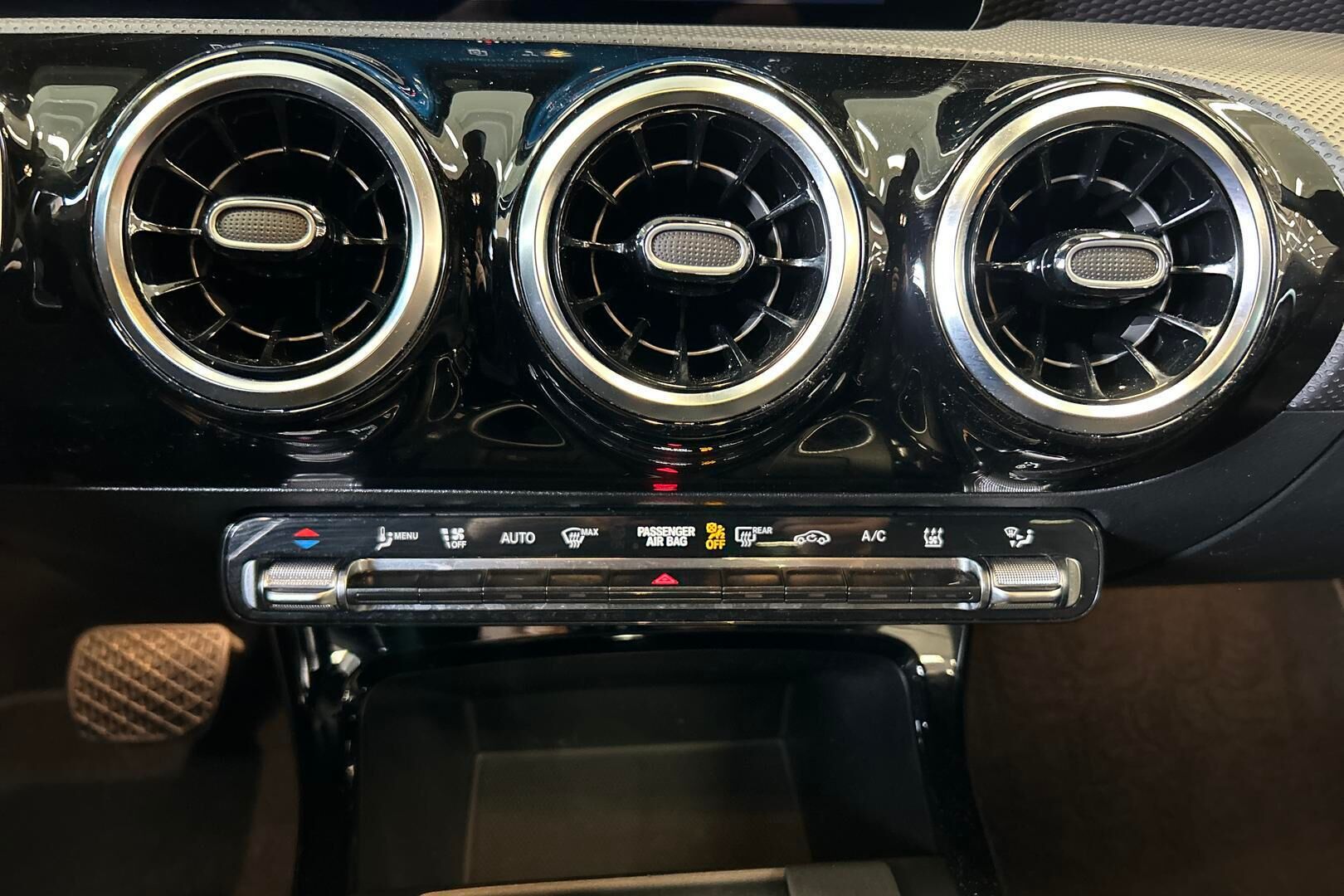 Mercedes-Benz CLA iso kuva 18