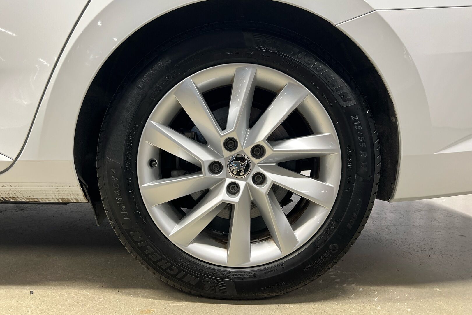 Skoda Superb iso kuva 10