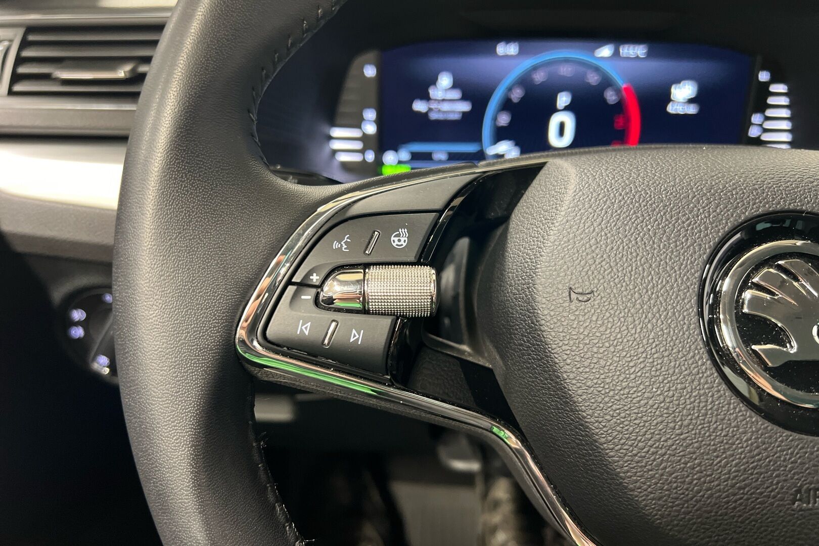 Skoda Superb iso kuva 14