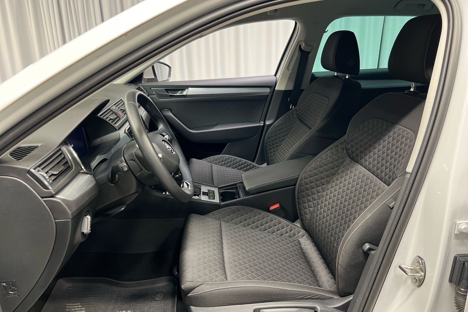 Skoda Superb iso kuva 6
