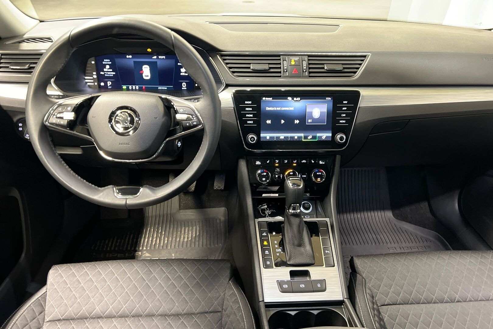 Skoda Superb iso kuva 7
