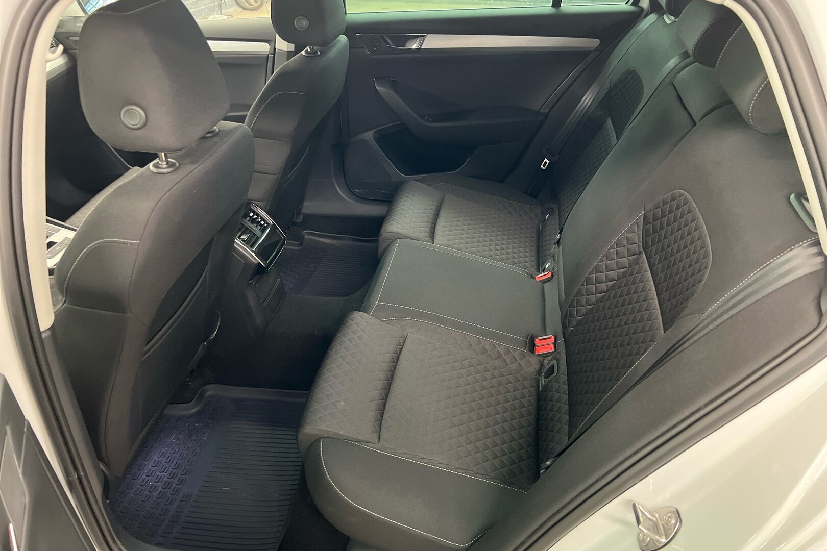 Skoda Superb iso kuva 8