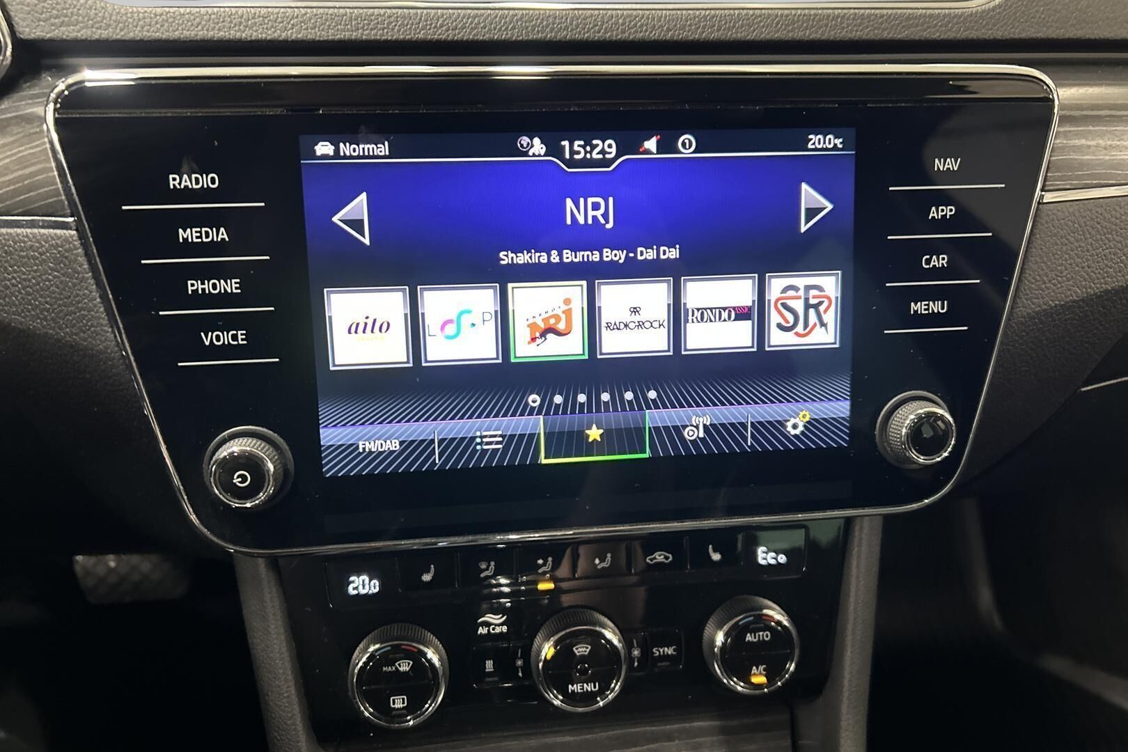 Skoda Superb iso kuva 16