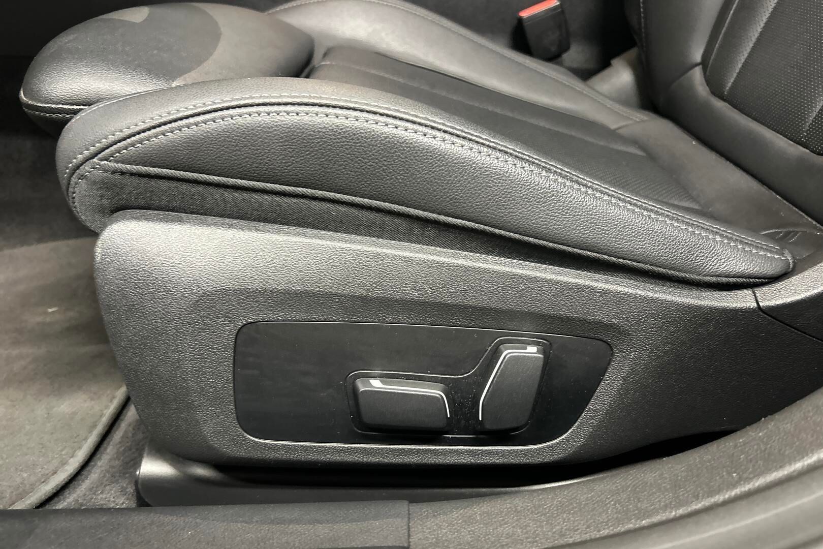 BMW i4 iso kuva 34