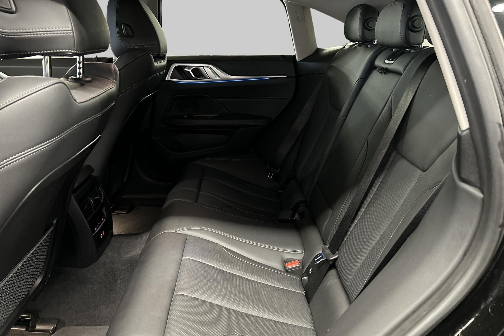 BMW i4 iso kuva 9