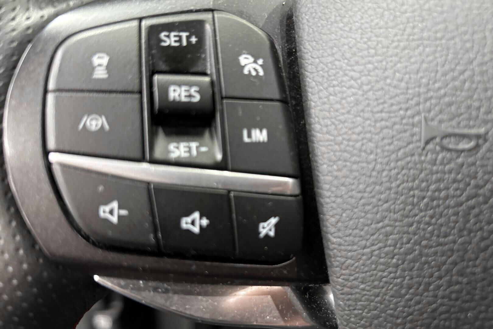 Ford Explorer iso kuva 24