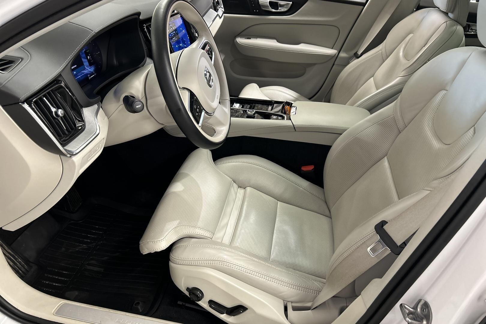 Volvo V60 iso kuva 9