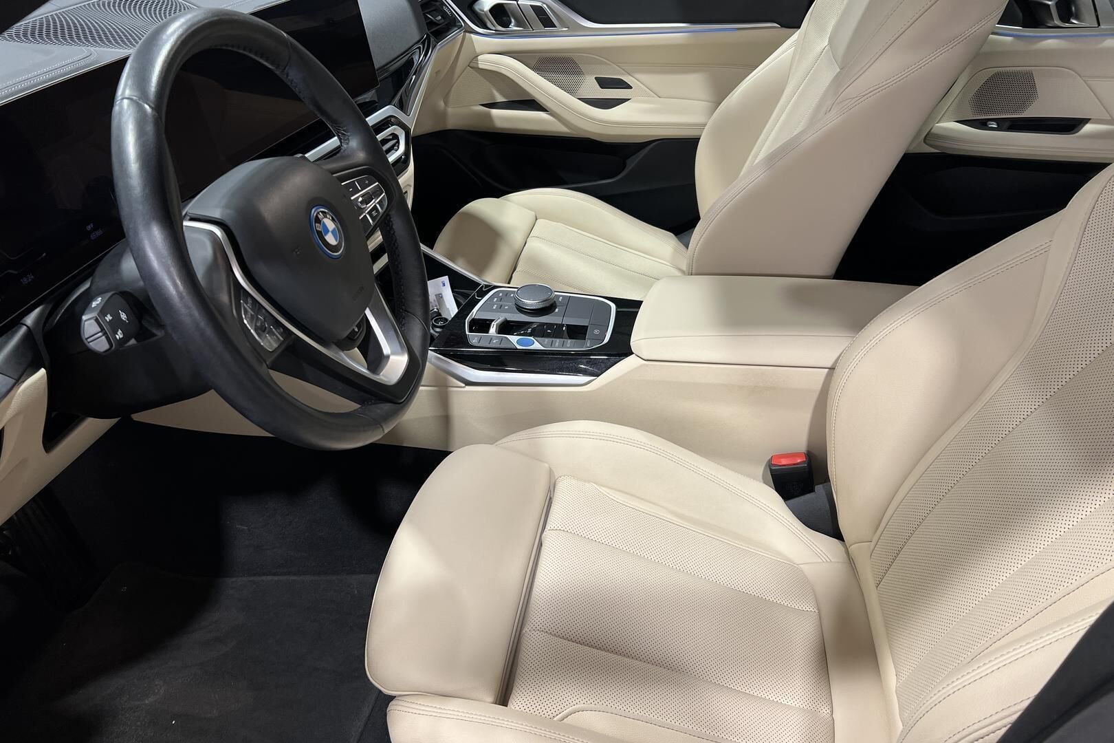 BMW i4 iso kuva 8