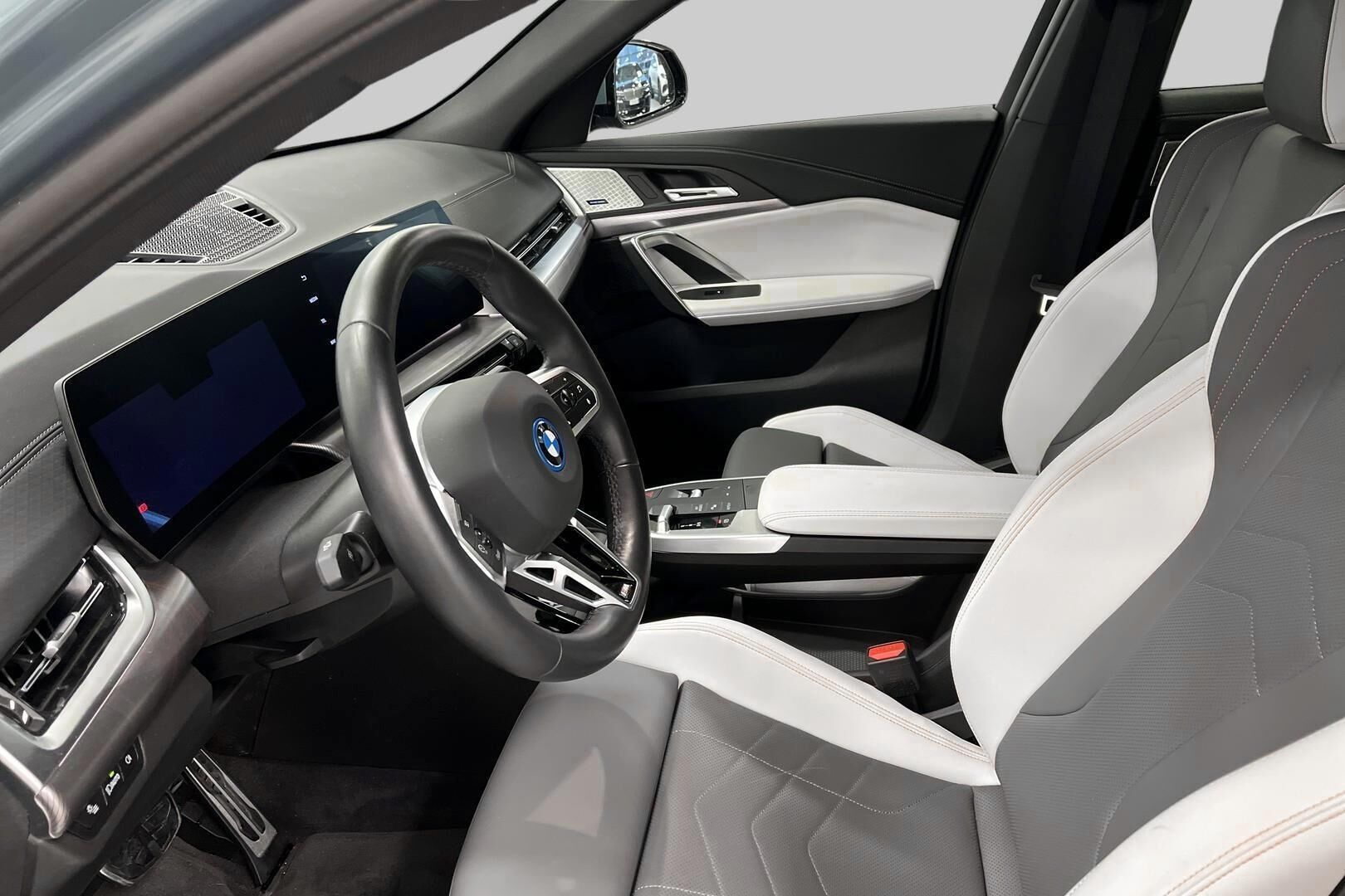 BMW iX2 iso kuva 8