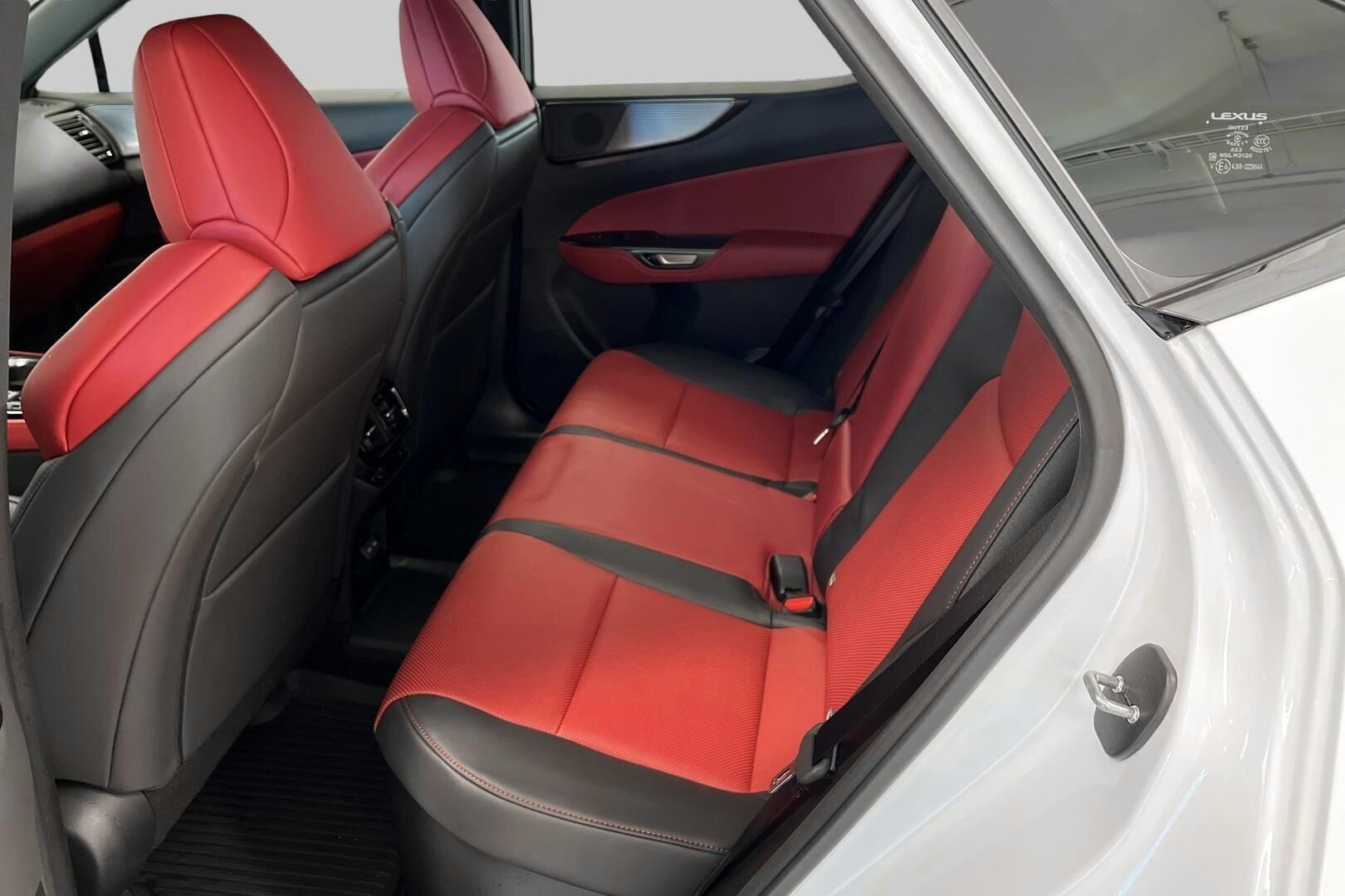 Lexus NX iso kuva 10