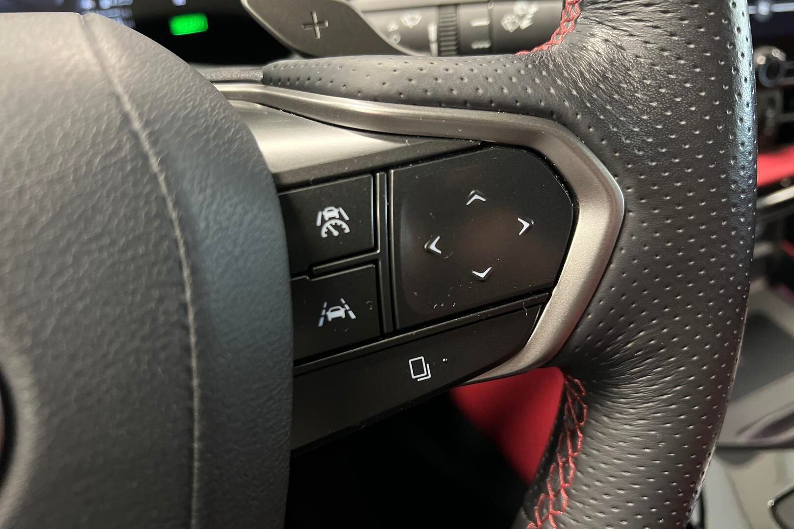 Lexus NX iso kuva 17