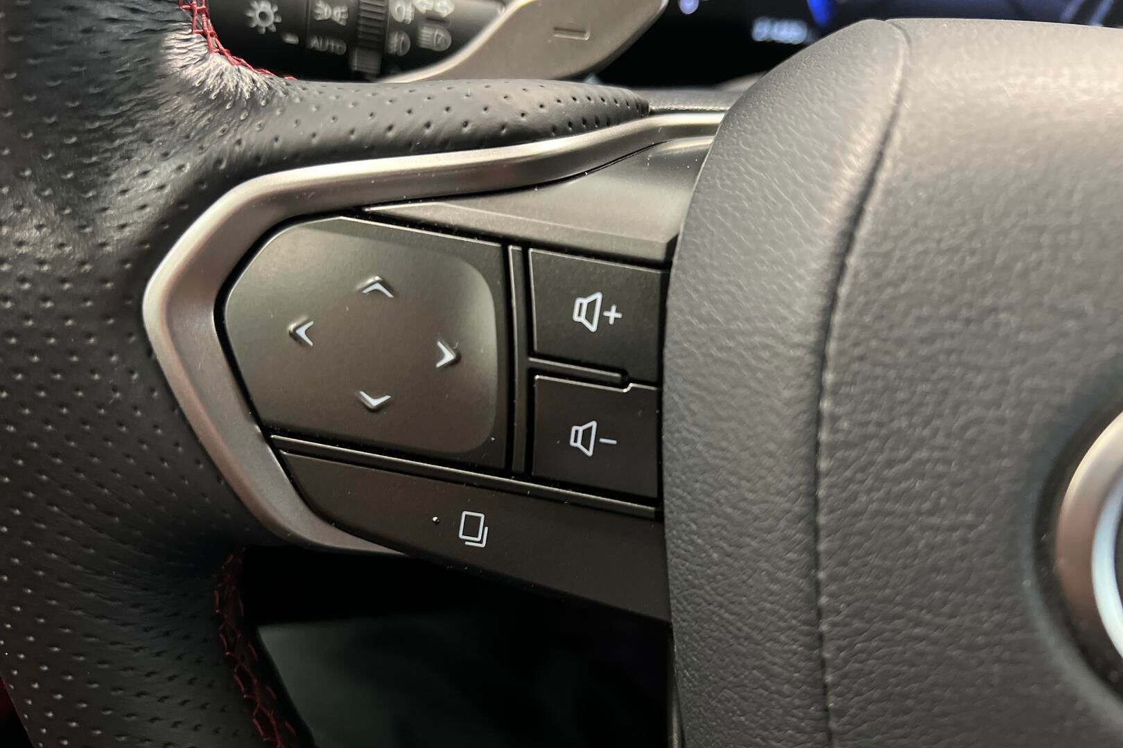 Lexus NX iso kuva 18