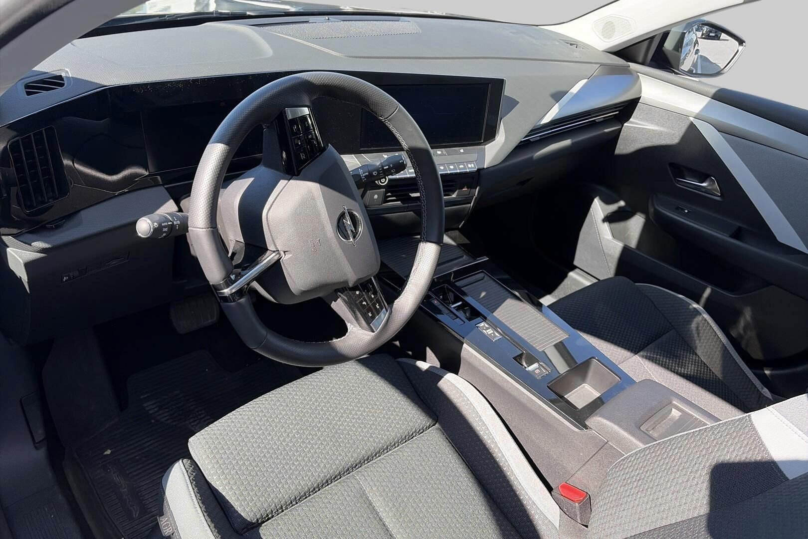 Opel Astra iso kuva 2